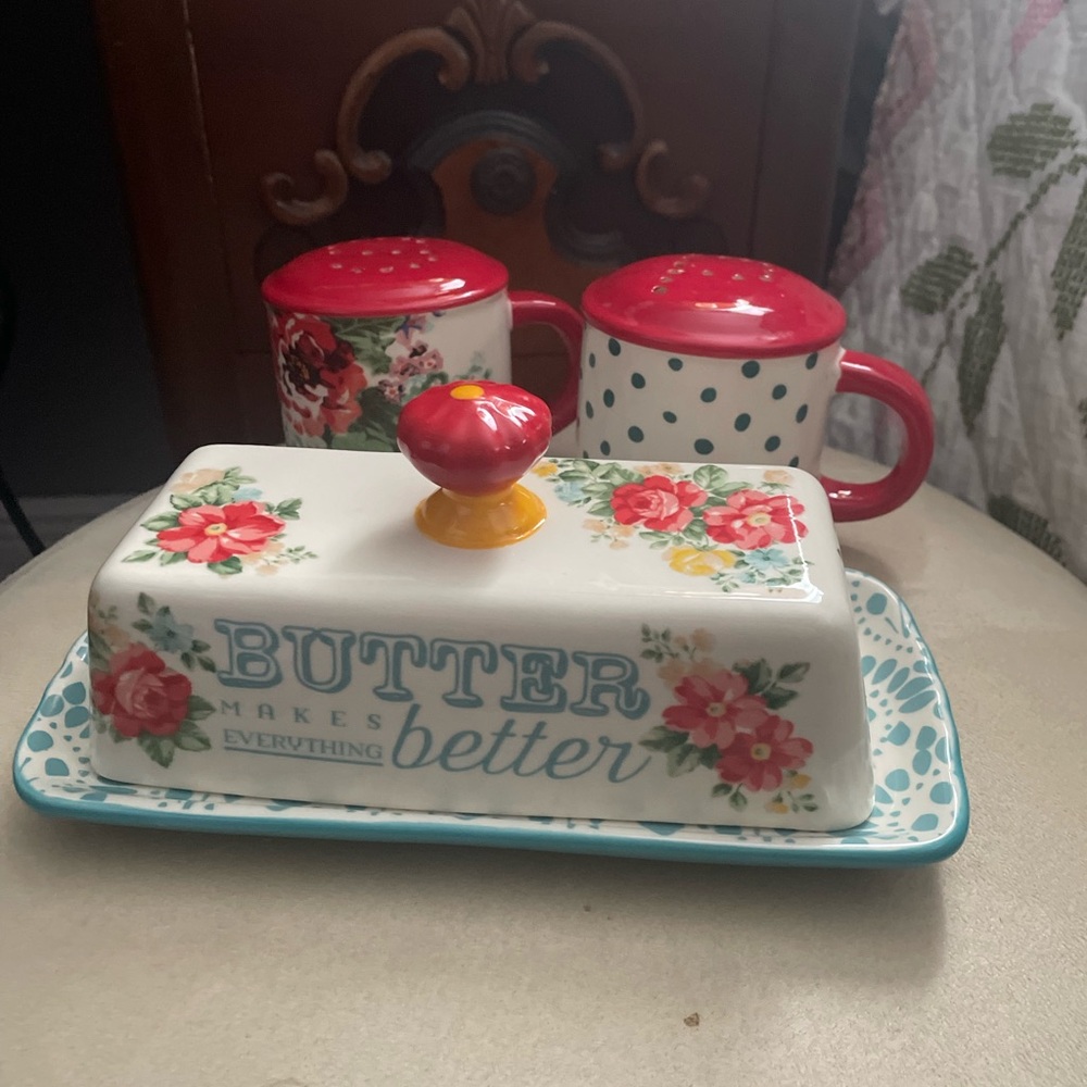 The Pioneer Woman Red/White Polka Dot Kitchen Set, butter dish and shakers - Picture 2 of 4